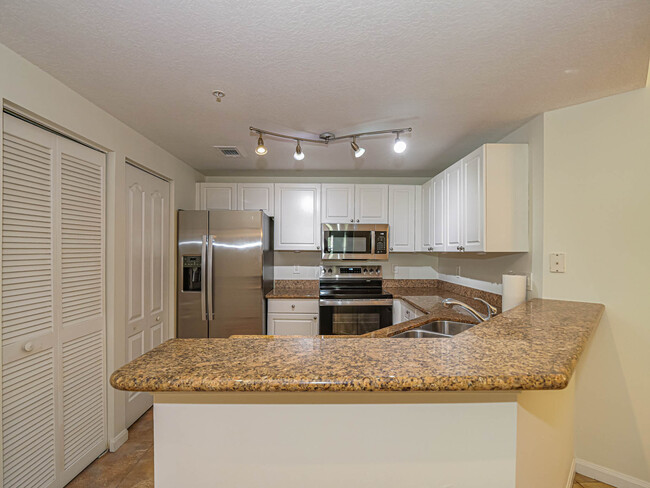 Building Photo - 5060 Fairways Cir