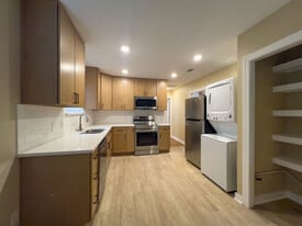 Building Photo - 713 Harris Ave