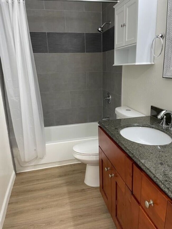 Building Photo - Beautiful 2 Bedroom Apartment in Whittier with Move in Special