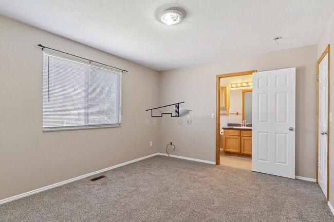 Building Photo - Updated Roy Utah 5 Bedroom 2 Bathroom Home!!