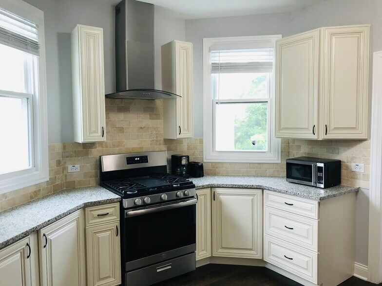 Building Photo - 2824 N Ridgeway Ave