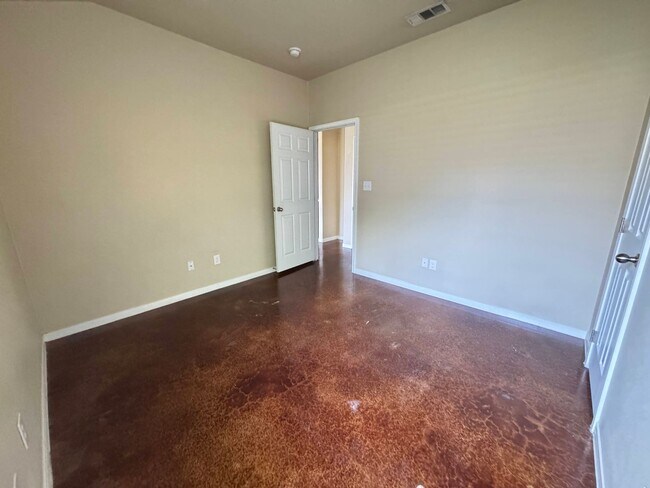 Building Photo - 4305 Cambridge Dr