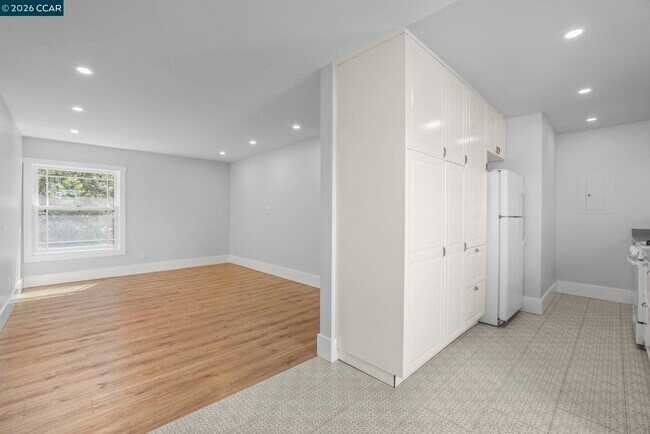 Building Photo - 1325 Hopkins St