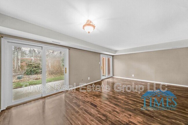 Building Photo - 704 Worthington Dr