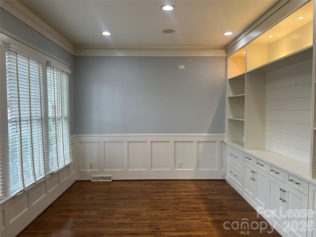 Building Photo - 711 E 9th St