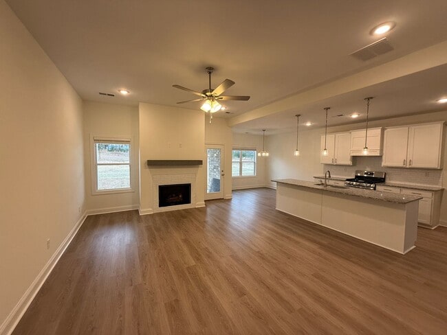 Building Photo - 7464 Newbury Dr