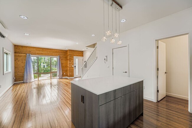 Building Photo - Modern 2-Bed, 2-Bath Townhome with Air-Conditioning in Rainier Beach