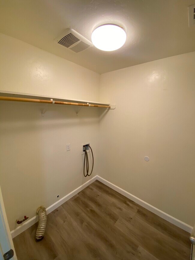 Building Photo - 450 Topanga Ct