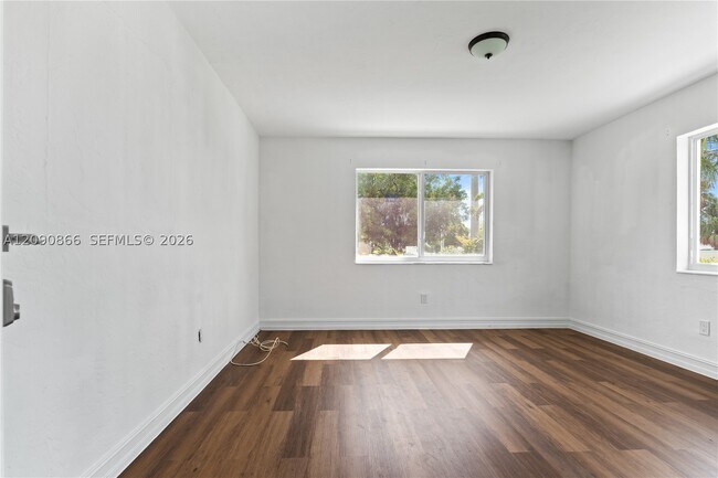 Building Photo - 580 Lee Dr