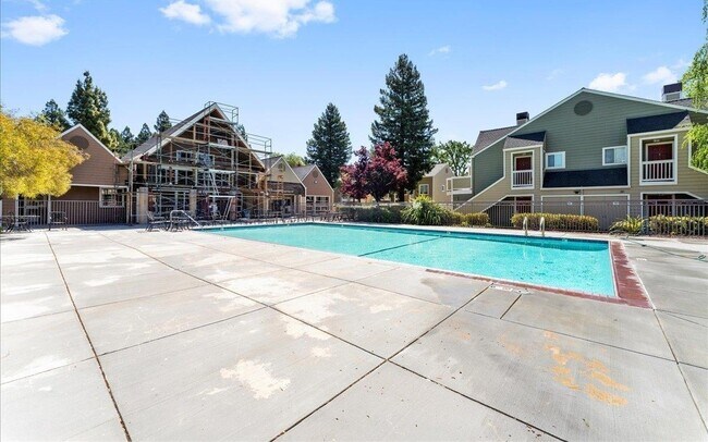 Building Photo - 120 Reflections Dr