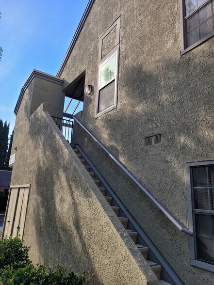 Building Photo - 10551 Lakeside Dr South Unit J