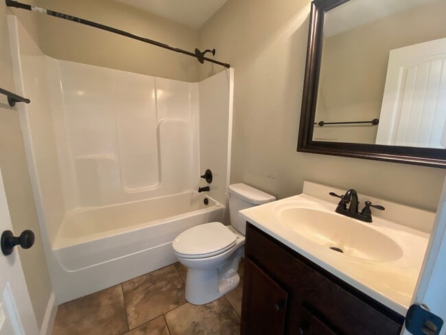 Building Photo - 3 bedroom, 3 bathroom home located in Brus...