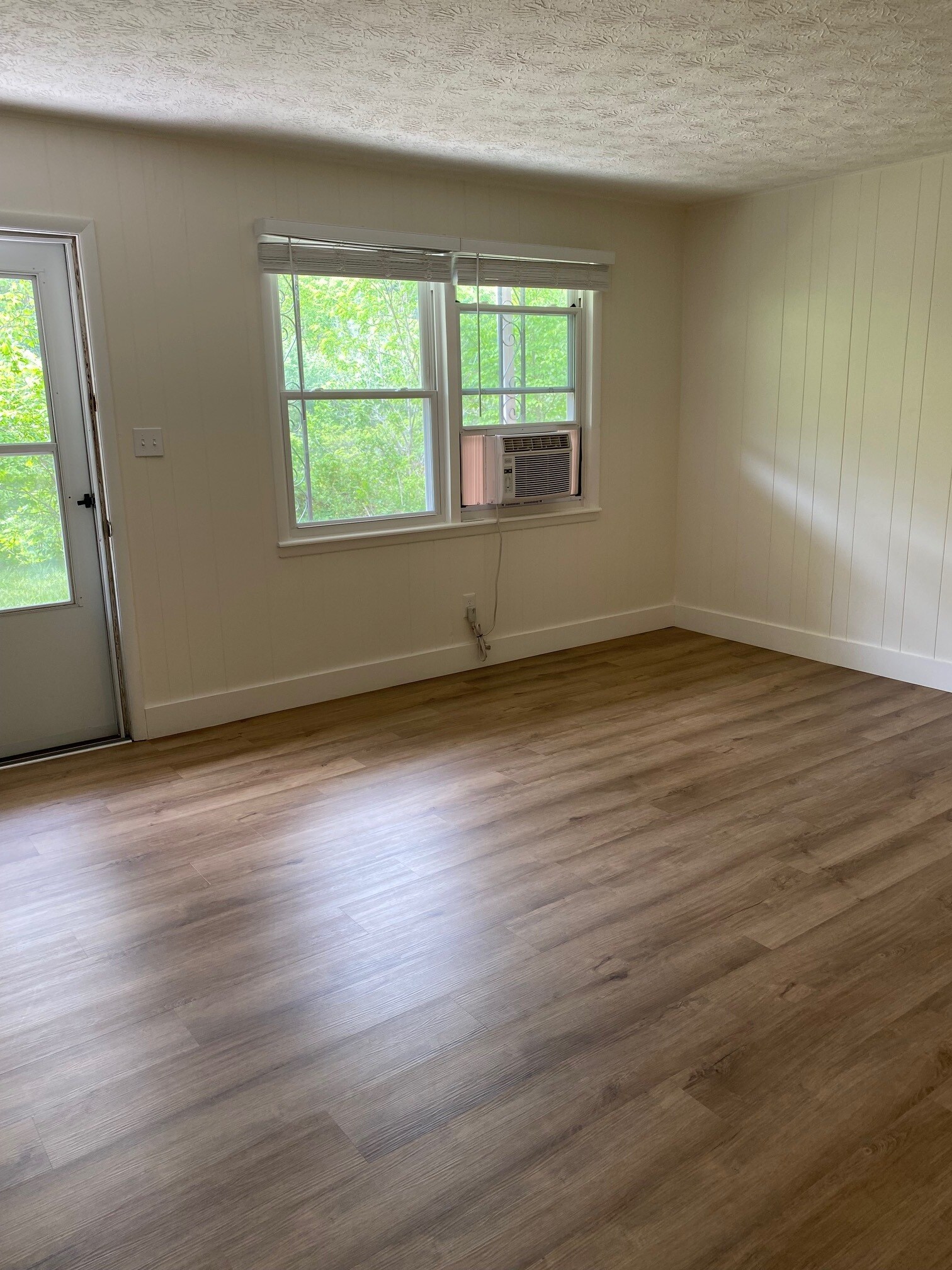 Large Bright Livingroom - 68 Webb Cove Rd