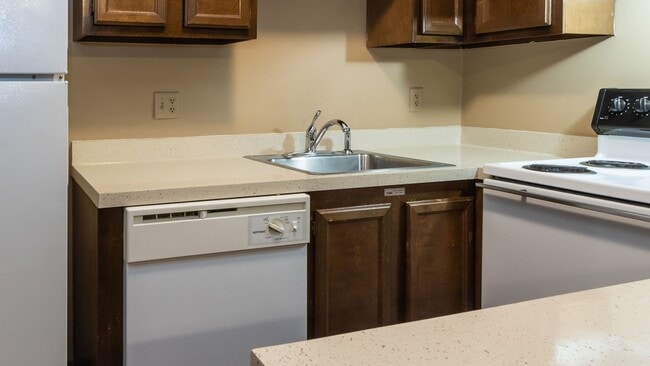 Building Photo - Hardy Manor Apartment Homes