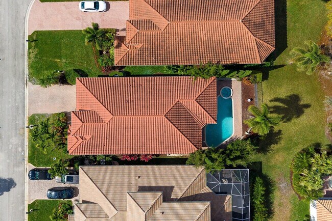 Building Photo - 844 SW Pebble Ln