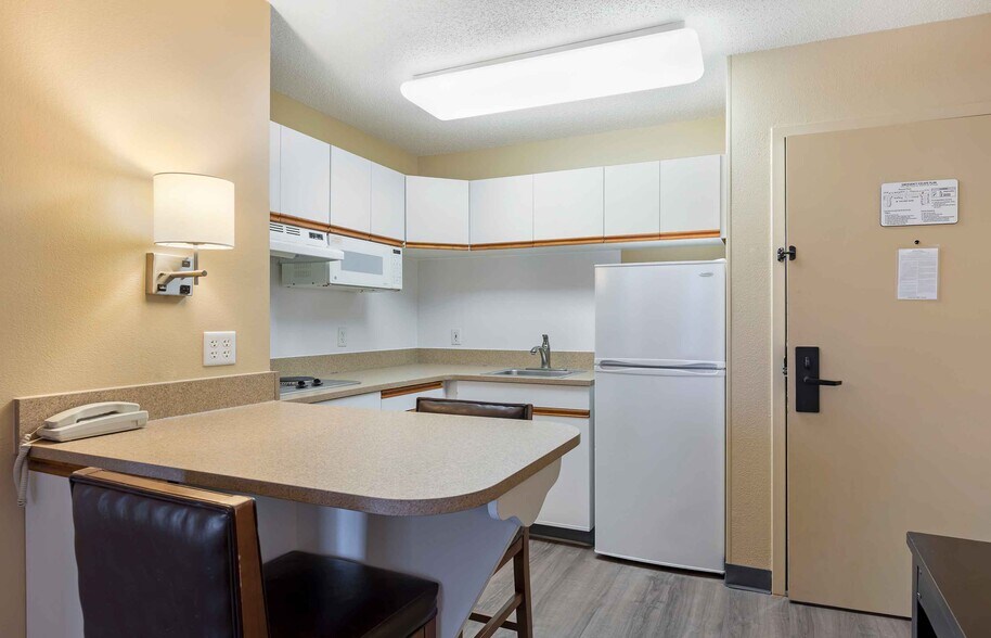 Building Photo - Furnished Studio-St. Louis - Airport - Central