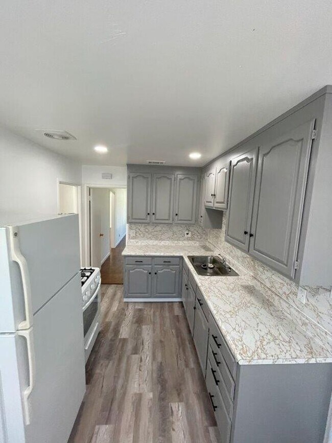 Building Photo - Nor Cal Realty, Inc - 3 bedroom 1 bath wit...