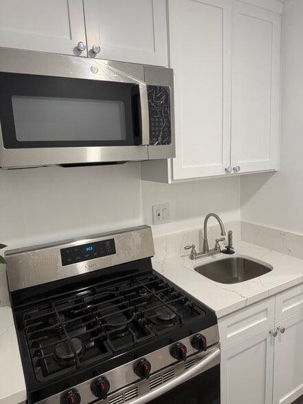 Building Photo - 1302 W 127th St