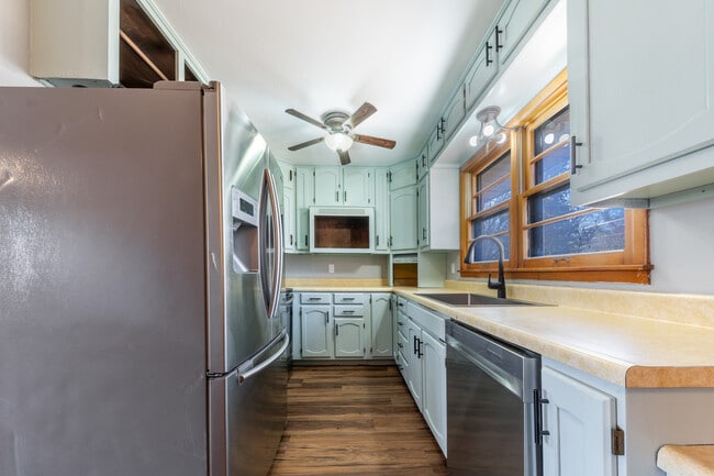 Building Photo - 1933 Judson St