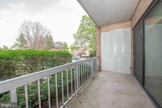 Building Photo - 1637 Oakwood Dr