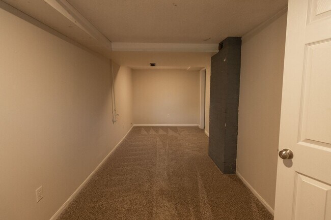 Building Photo - Downtown house off Hitt St!