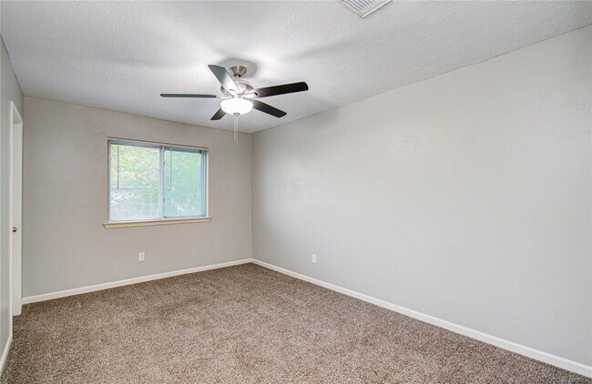 Building Photo - Village Park Drive, Missouri City, TX 77489 - 5 BR 2.5 BA single-family home