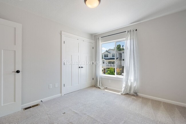 Building Photo - Luxurious 4 Bed/3.5 Bath Residence - Your ...
