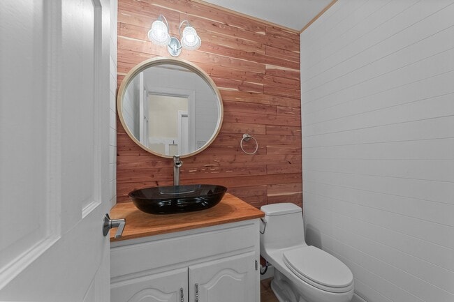 Building Photo - 832 Chalbourne Dr