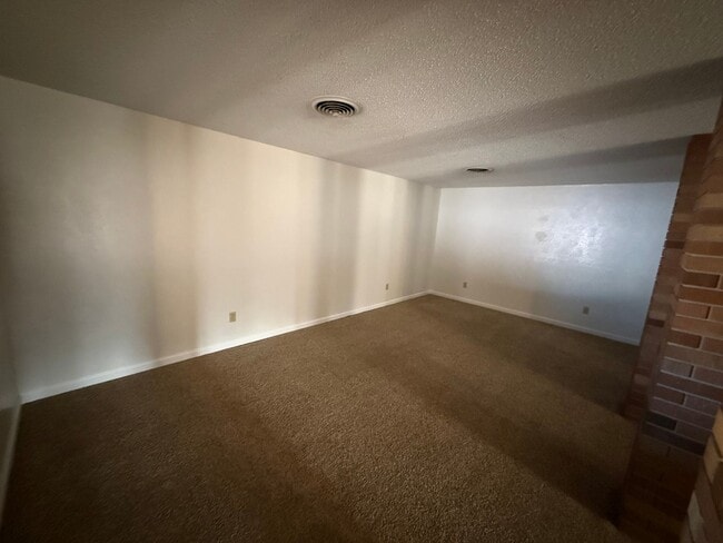 Building Photo - Newly Remodeled Big and Spacious 5 Bed Home! Huge Back Yard!