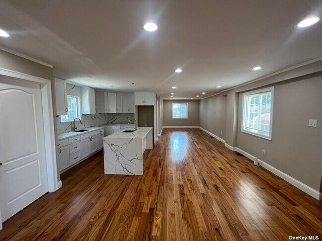 Building Photo - 14-34-34 Dunbar St