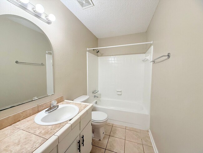 Building Photo - Charming 3-Bedroom - Pace