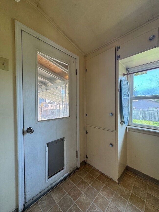 Building Photo - Cozy 2-Bedroom Pet-Friendly Home for Lease