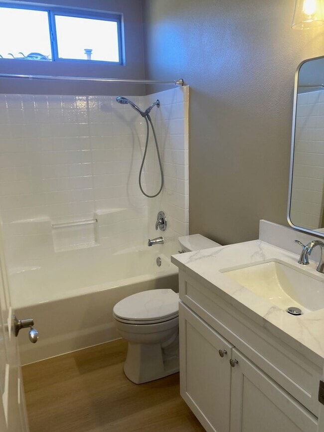 Building Photo - 3 bedroom 2.5 bath home Las Flores