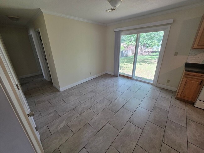 Building Photo - 3 Bedroom / 1 Bath House - Garage and Fenc...