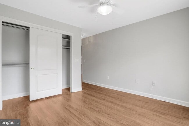 Building Photo - 6924 Fairfax Dr