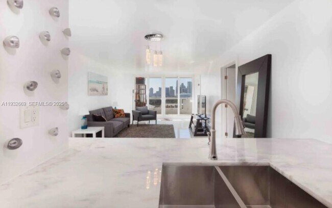 Building Photo - 1717 N Bayshore Dr