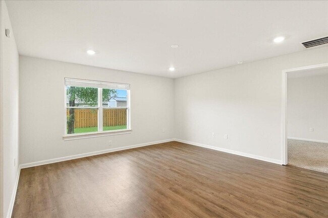 Building Photo - 18 E Sycamore Trl