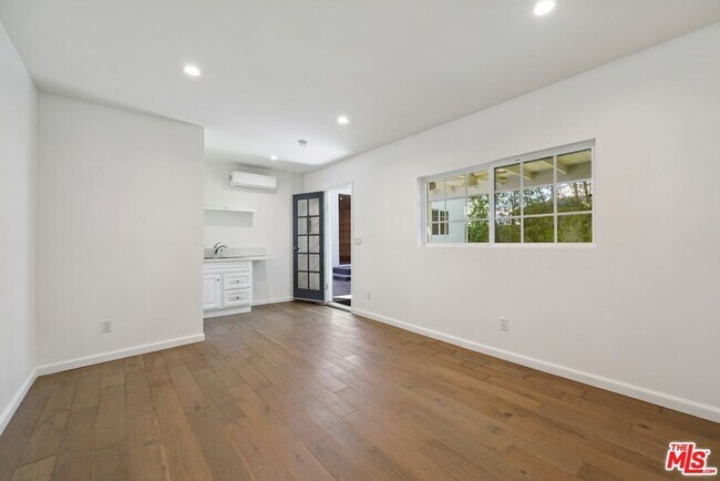 Building Photo - 5114 Cedros Ave