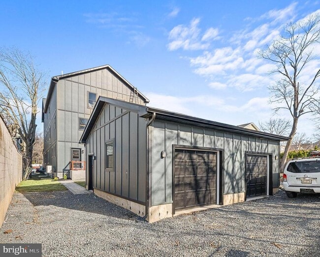 Building Photo - 703 Preston Ave