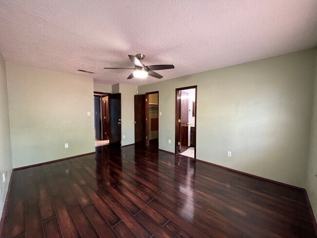 Building Photo - Spacious 3 Bedroom 2 Bathroom Home in the ...