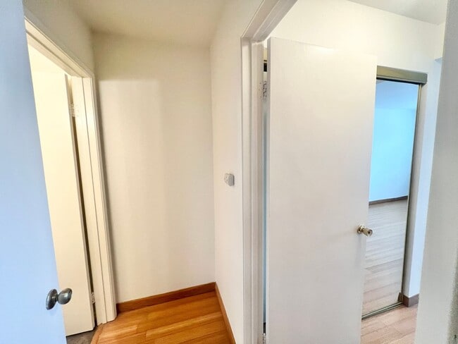 Building Photo - Roomy Signal Hill condo in Hillside Pines ...