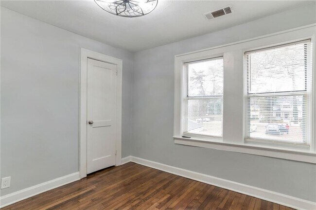 Building Photo - 2545 White Oak Dr