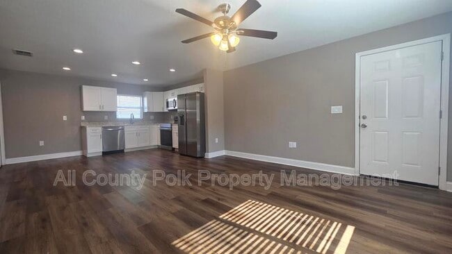 Building Photo - 1104 N Vermont Ave