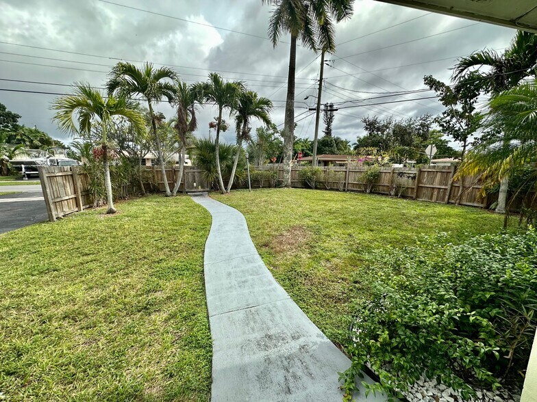 Building Photo - 2901 NW 9th Ter