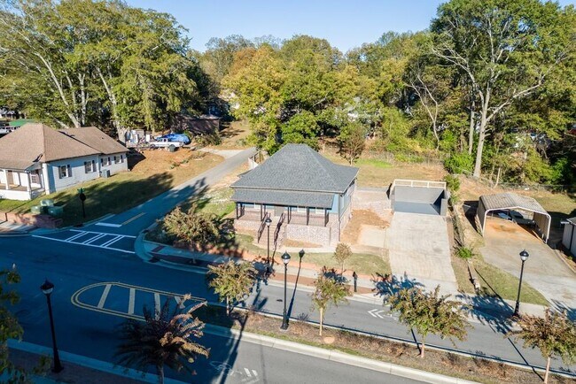 Building Photo - 4615 S Lee St
