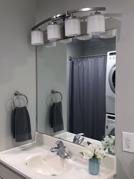 Main Bathroom - 3413 Lisa Dr