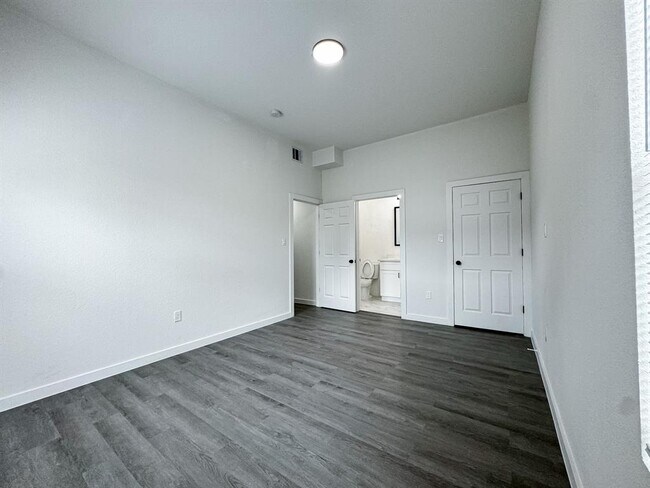 Building Photo - 328 Clearwater St