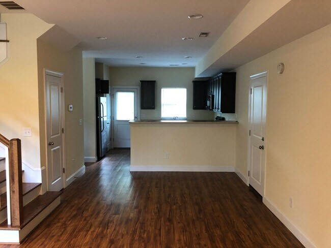 Building Photo - 3 Bed 2 Bath Single Family Home - Students Welcome!