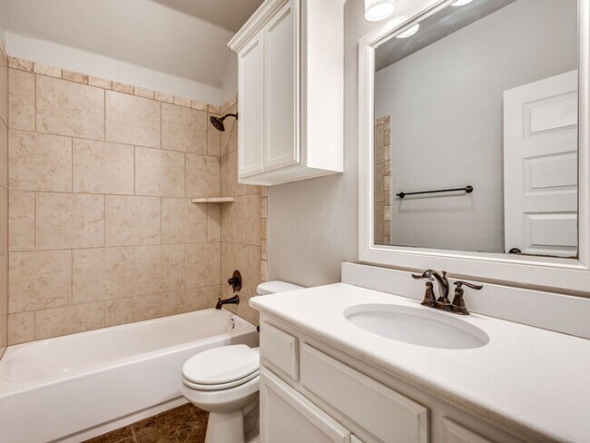 Building Photo - 5301 NW 162nd Ter, Edmond, OK 73013