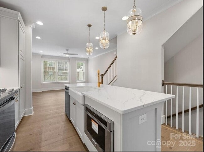 Building Photo - Beautiful and spacious 4-bedroom, 5-bath h...